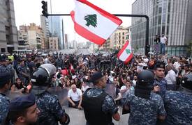 بالفيديو.. استمرار المواجهات بين الجيش اللبناني ومحتجين في بيروت..