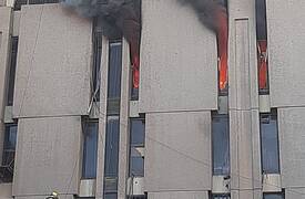 بالفيديو ..اندلاع حريق في مبنى هيئة السياحة