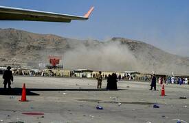 بالصور ..اصابة 15 شخص بــ تفجير انتحاري في مطار كابل
