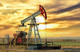 النفط يواصل خسائره سبب ارتفاع الدولار