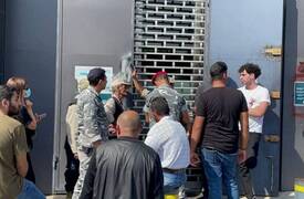 مواطن يحتجز رهائن داخل بنك في صيدا " لبنان "