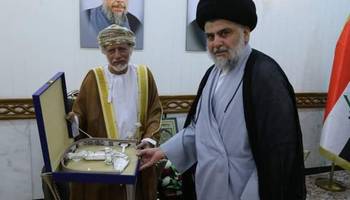 بالصور: الصدر يستقبل وزير الخارجية العماني في النجف ويتبادلان الهدايا