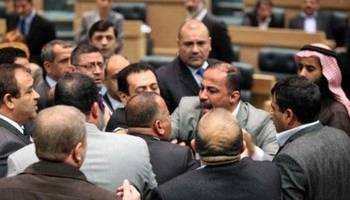 شجار وتشابك في الايدي بين النائب طلال الزوبعي والنائب عبد الخربيط داخل قاعة مجلس النواب الآن