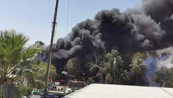 بالصور: اندلاع حريق كبير داخل كراج للسيارات مقابل مستشفى اليرموك واحتراق اكثر من 20 سيارة