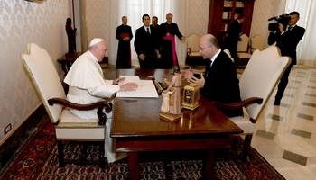 بالصور: رئيس الجمهورية يوجه دعوة رسمية الى قداسة البابا لزيارة العراق
