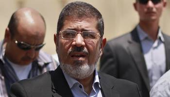 بالصورة: مواطنون يؤدون صلاة الغائب على روح الرئيس المصري السابق محمد مرسي