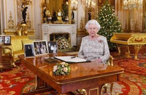 هل سرقت الملكة اليزابيث بيانو صدام حسين حقاً؟