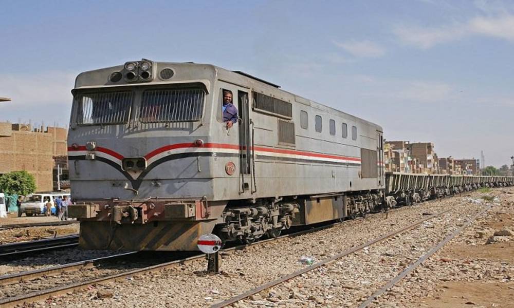 موظفو السكك الحديدية يقطعون الطريق بـ"قطار" احتجاجا على عدم تسلم رواتبهم