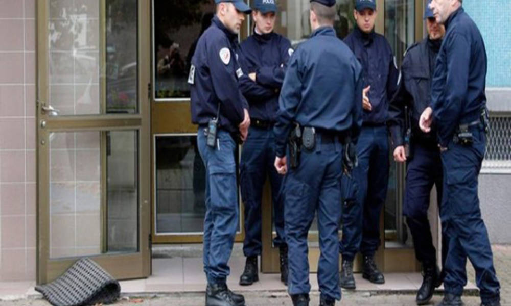 الإفراج عن 18 رهينة احتجزهم مسلحون في متجر بضواحي باريس