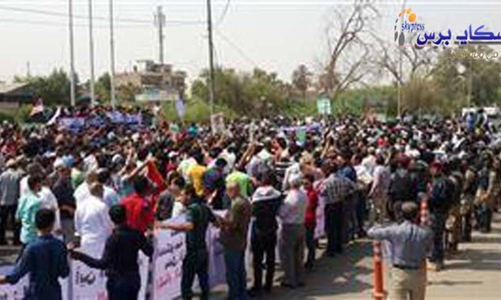 المئات من اهالي البصرة يتظاهرون احتجاجا على  سوء الخدمات