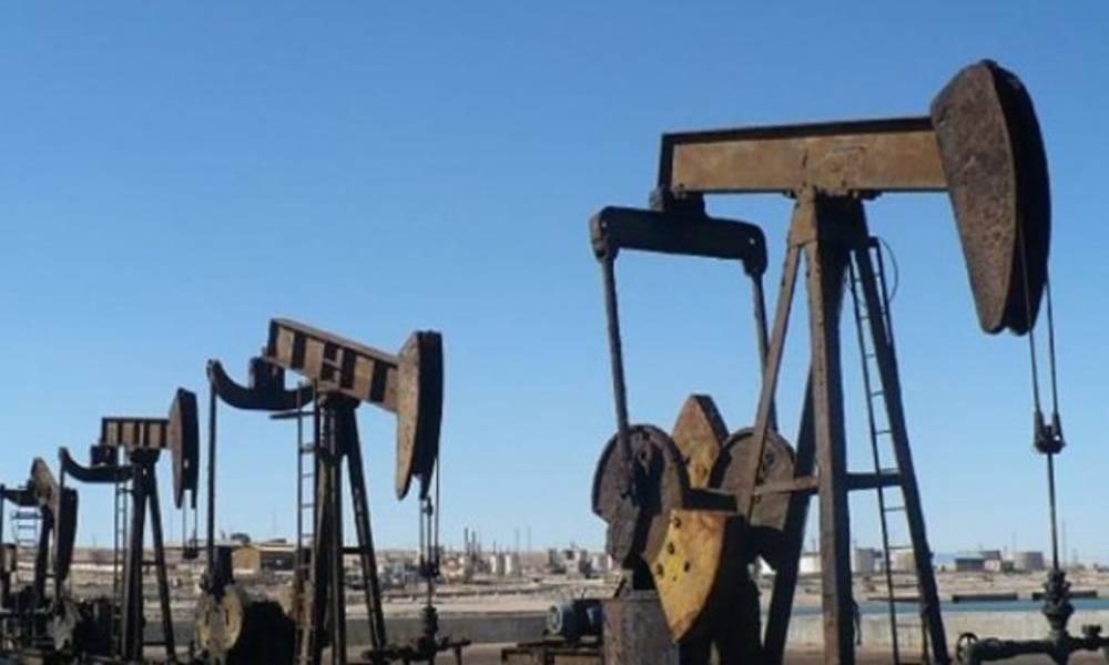 ارتفاع اسعار النفط نتيجة انخفاض عدد شركات الحفر الامريكية وهبوط الدولار