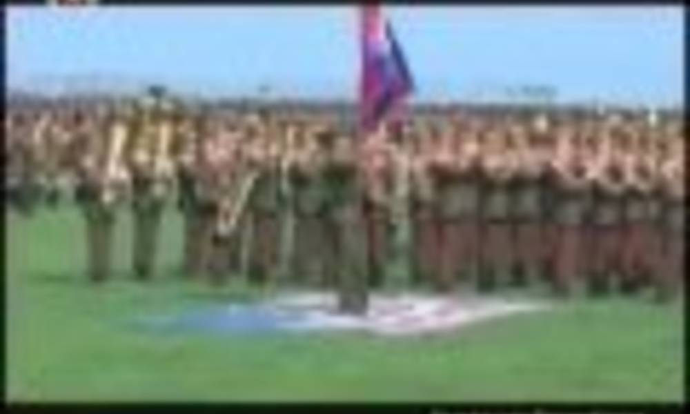 شاهد كيف يهين الرئيس الكوري العلم الامريكي