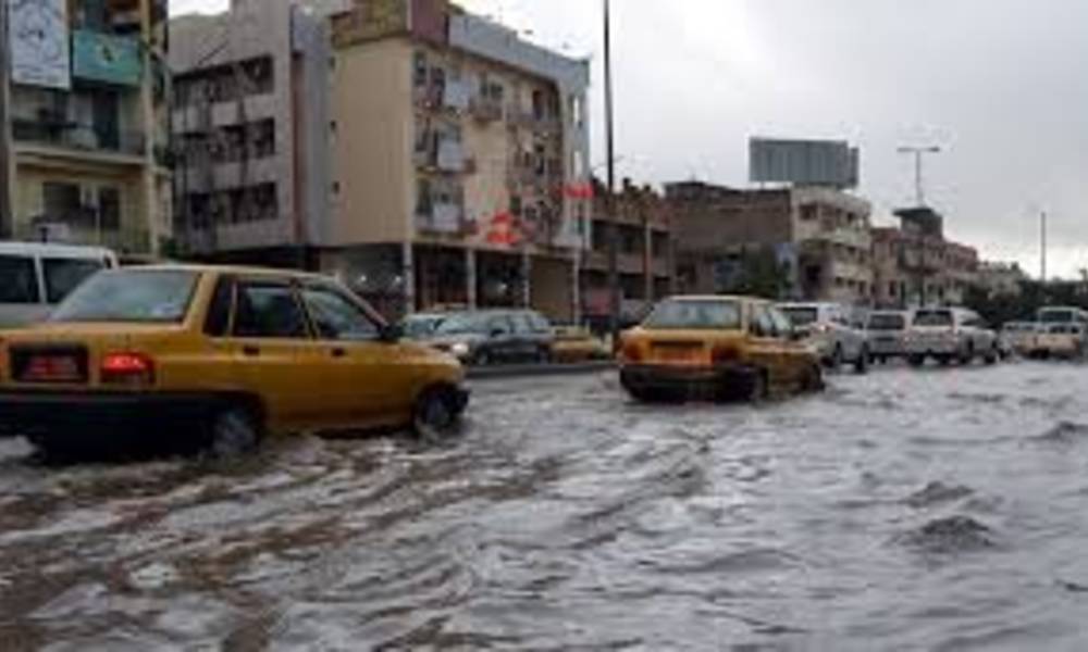 الداخلية وامانة بغداد تستنفران دوائرهما كافة لتصريف مياه الامطار