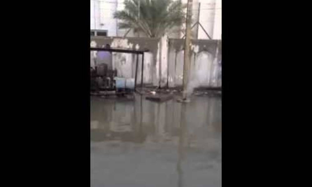 شاهد بالفيديو... ماذا فعلت الامطار في اعمدة الكهرباء في حي اور