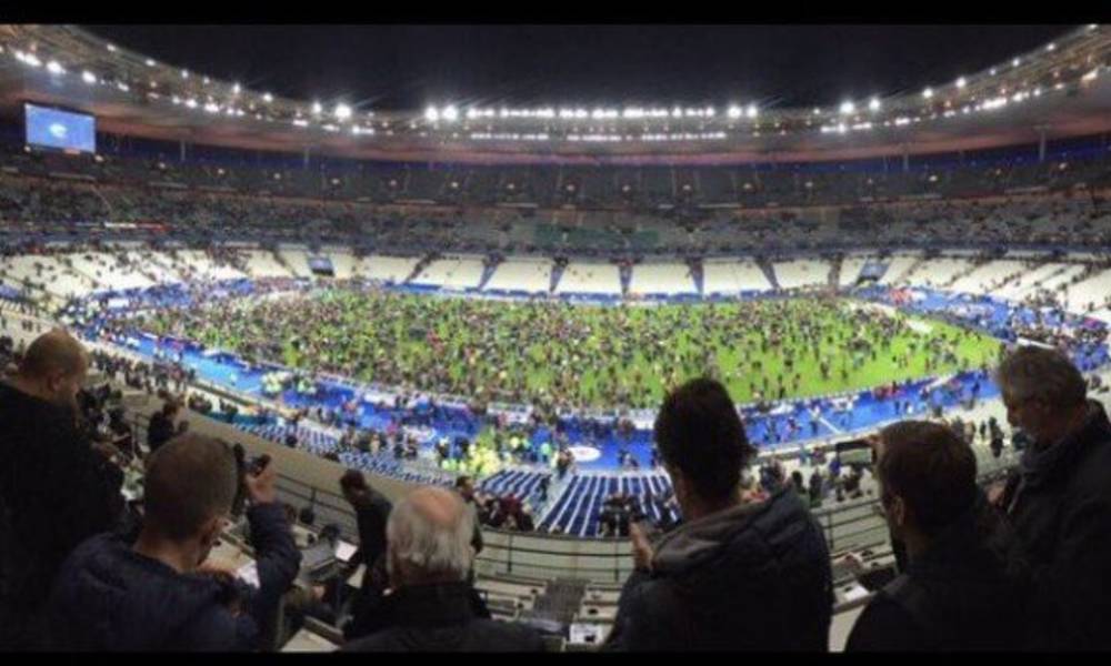 شاهد بالفيديو... هلع الجماهير لحظة سماع صوت الانفجار خارج ملعب باريس