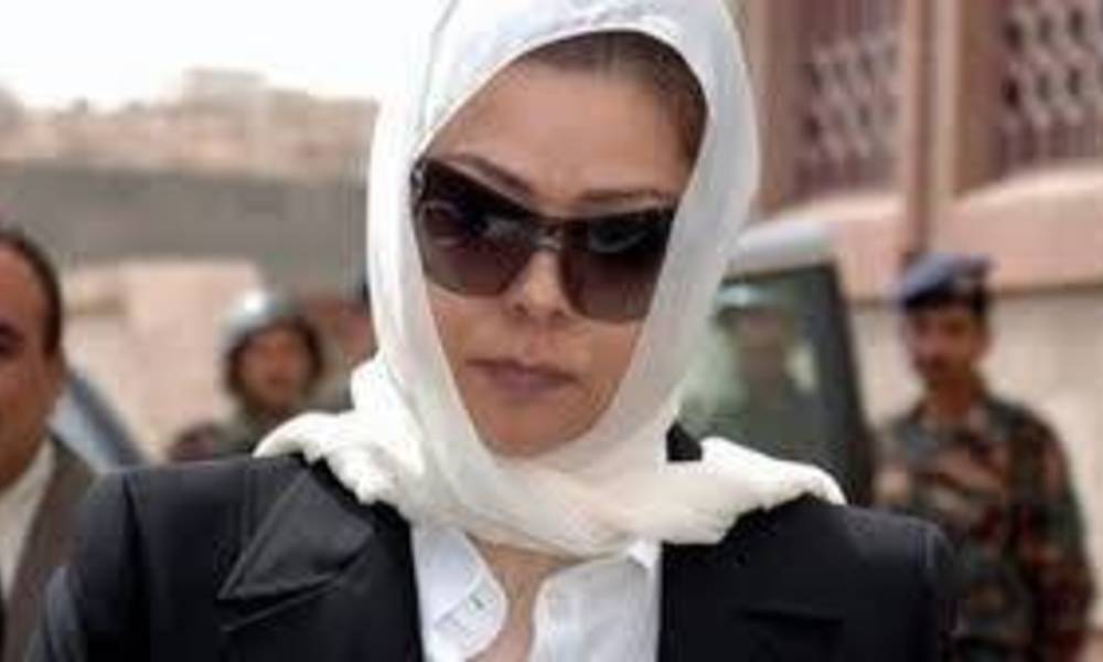 بالصورة.. رغد صدام حسين تضع أكليلاً من الزهور على قبر الشاعر عبد الرزاق عبد الواحد