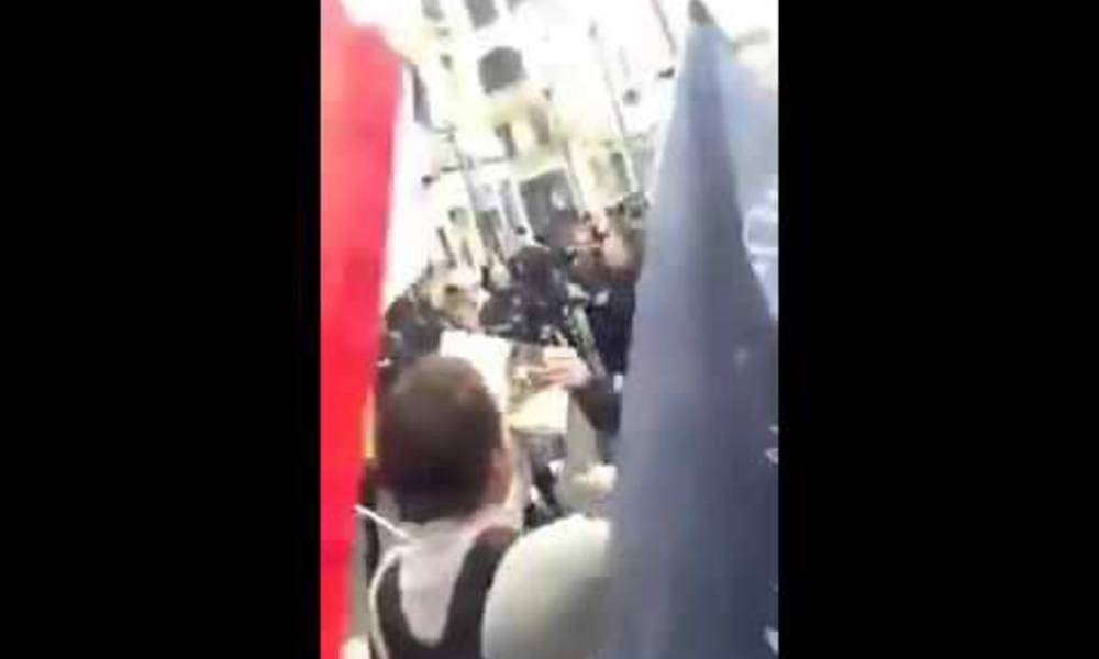 بالفيديو... حرق القران في تظاهرات بباريس