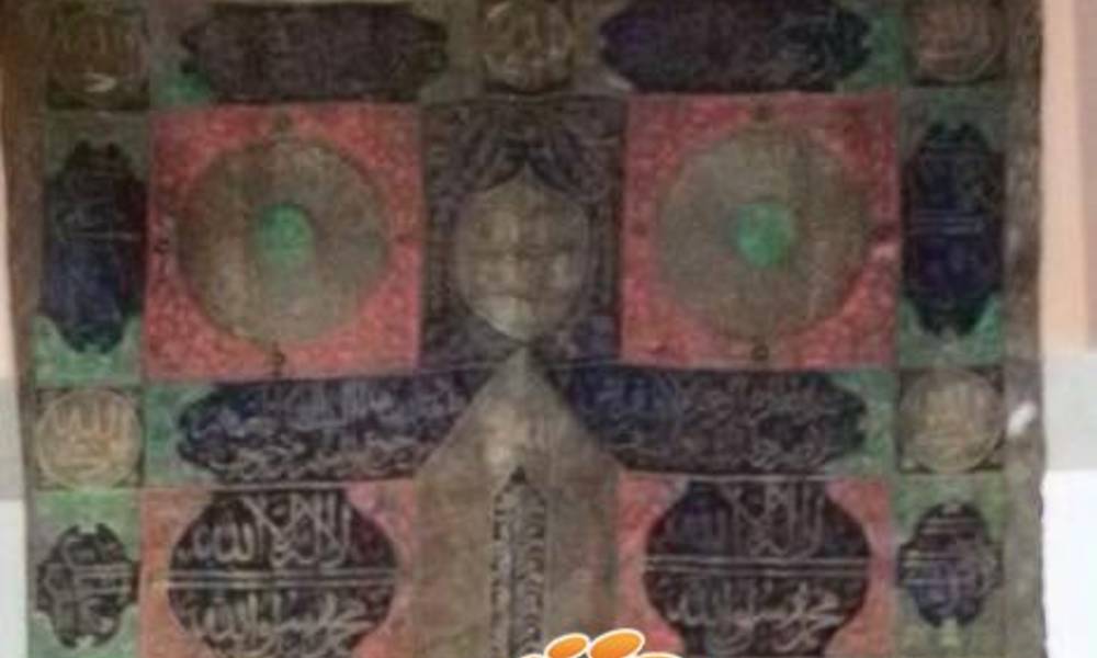 بالصورة.. ضبط ستارة للكعبة تعود للعهد العثماني مطرزة بالذهب وإحالة المتهمين إلى القضاء