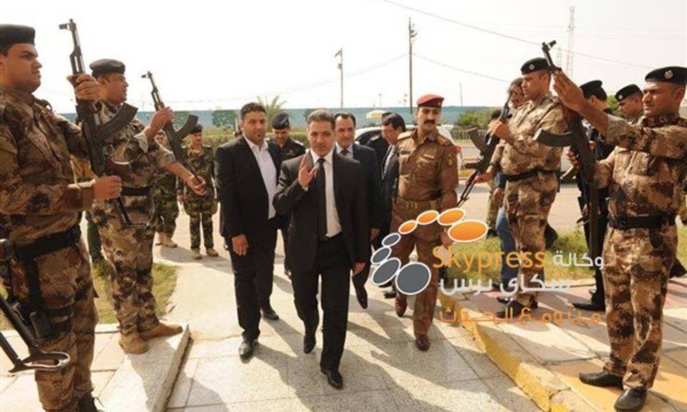 الغبان يكرم شرطياً تعهد بعدم رؤية ذويه والتمتع بالإجازة الاعتيادية إلا بعد تحرير بيجي