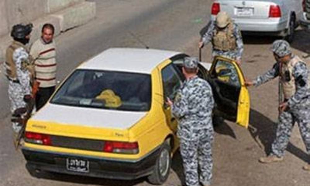 منتسبو السيطرات يقطعون السير لـ"يتغازلون" بالفتيات وإعطائهن "أرقام الهواتف" ومطالبات بإجراءات صارمة لـ"ردعهم"
