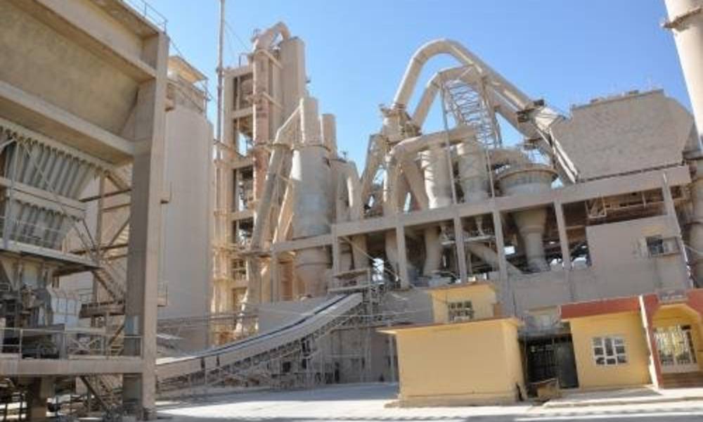 مصدر:موظفو معمل اسمنت الموصل يستلمون رواتبهم من الحكومة ومنتجاتهم تصدر لحساب "داعش"
