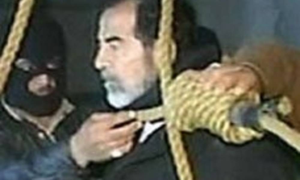 جندي أمريكي يكشف في رسالة لزوجته أسرار اللحظات الأخيرة من إعدام "صدام حسين"