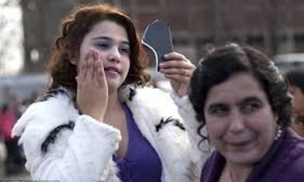 بالفيديو... فتيات يعرضن انفسهن للبيع بسوق للزواج في بالغاريا