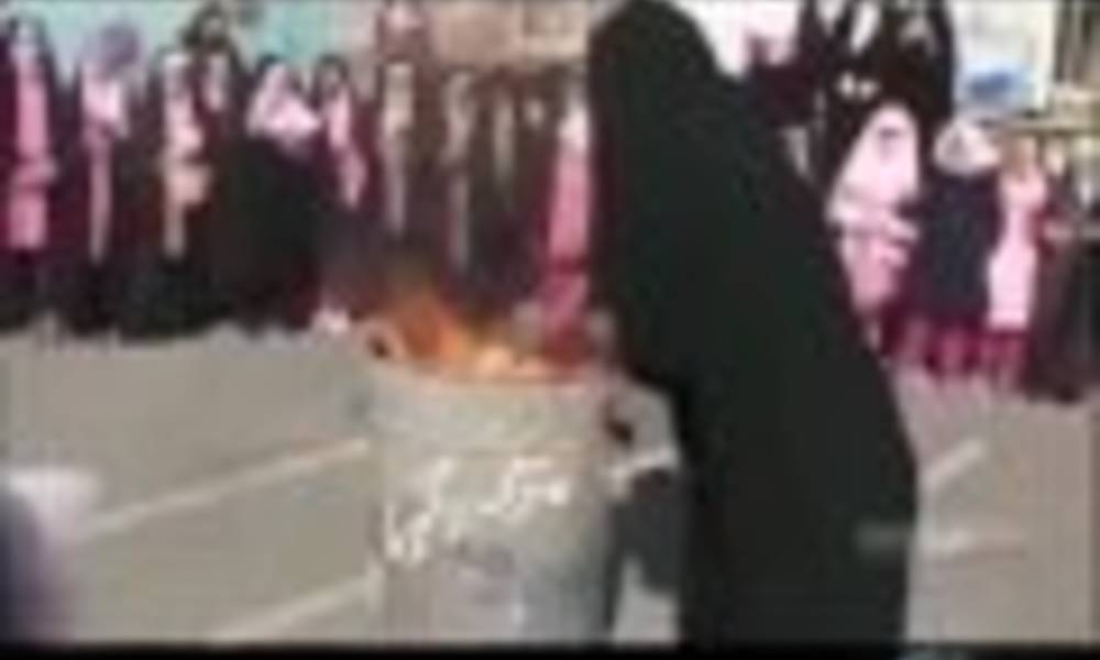 بالفيديو... فتيات ايرانيات يحرقن دمى غير محجبة في طهران