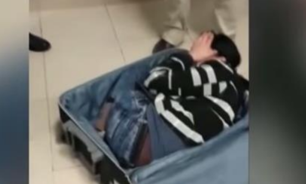 شاهد بالفيديو... القبض على فتاة حاولت الهرب بحقيبة حبيبها!!