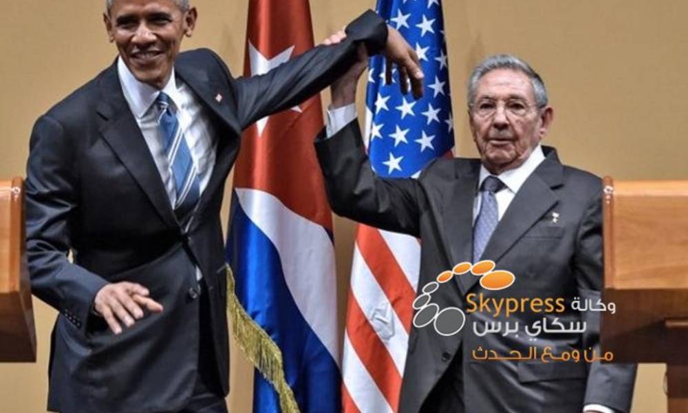 الرئيس الكوبي يمنع اوباما من وضع يده على كتفه