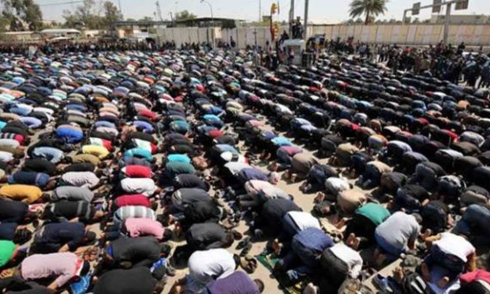 الاف المتظاهرين يقيمون الصلاة الموحدة امام بوابات الخضراء