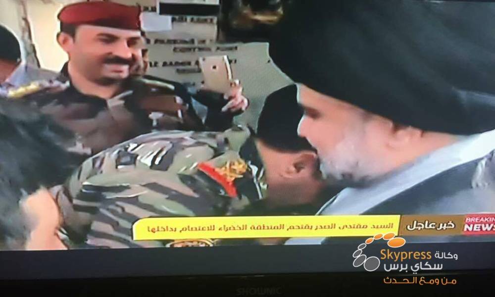 مكتب العبادي يوبخ " شفهيا الفريق الركن محمد رضا لتقبيله يد الصدر