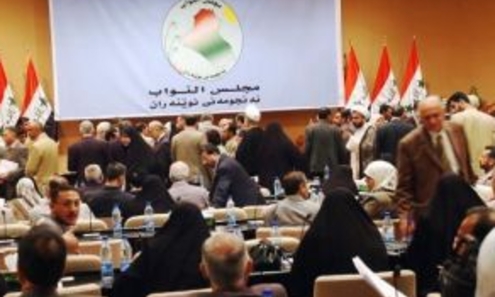 البرلمان.. عالية نصيف ونواب أكراد يتراشقون بعبوات المياه والجبوري يغادر القاعة