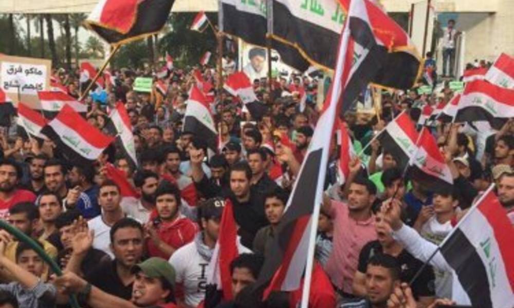 المحتجون يتظاهرون أمام جميع الوزارات باستثناء اثنين والقوات الأمنية تؤمن البنوك والمصارف