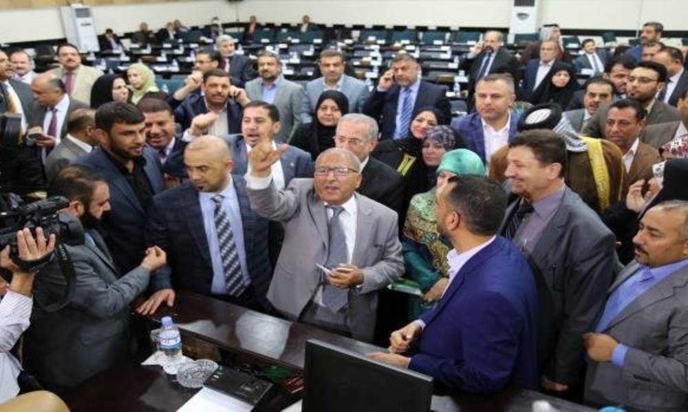 النواب المعتصمون يضربون العبادي بـ"قناني الماء" ومشادة كلامية بين حماية الأخير والصيادي
