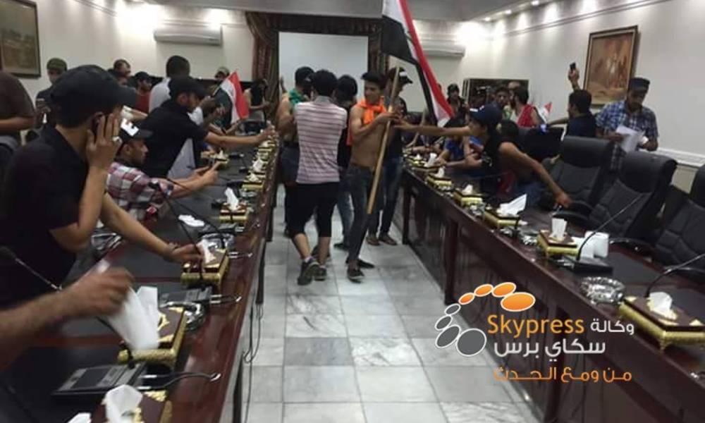 بالصورة.. وصول المتظاهرين الى مبنى مجلسي النواب والوزراء