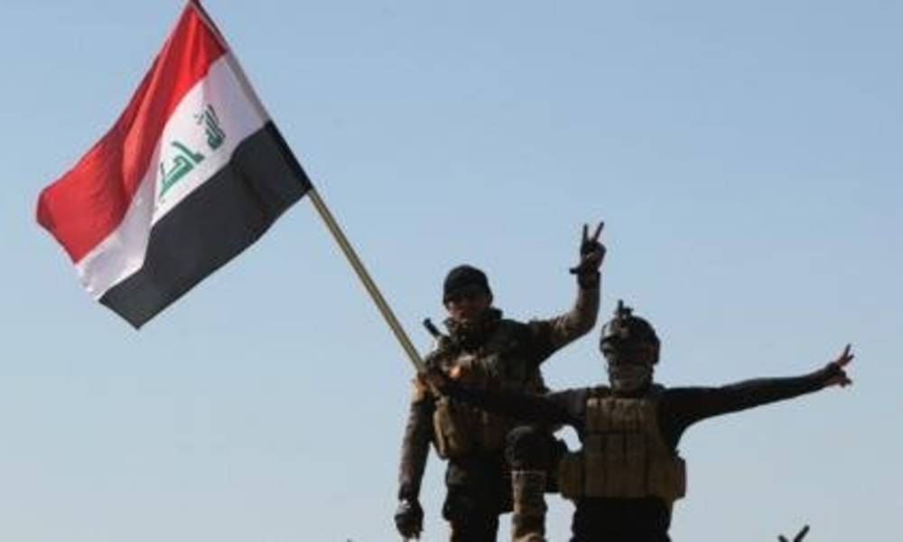 القوات الامنية ترفع العلم العراقي فوق جسر الصقلاوية