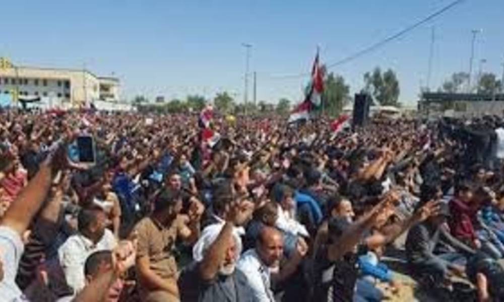 المتظاهرون يغادرون ساحة التحرير بعد مغادرة الصدر