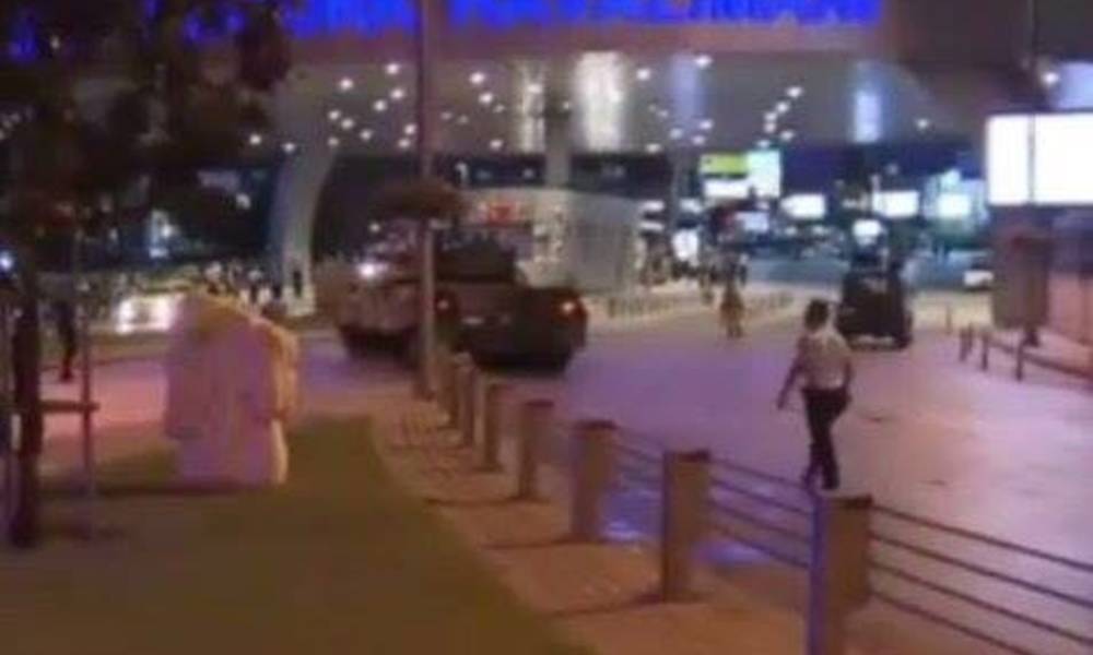 بالصورة انشار عسكري امام مطار انقرة في تركيا