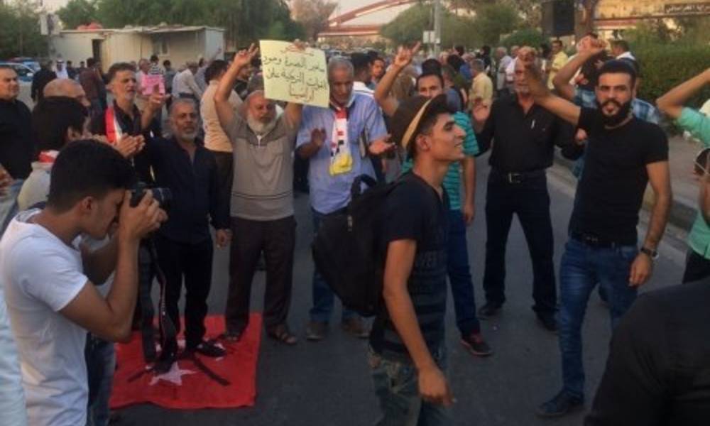تظاهر العشرات إمام السفارة التركية في بغداد احتجاجا على التدخل التركي بالعراق