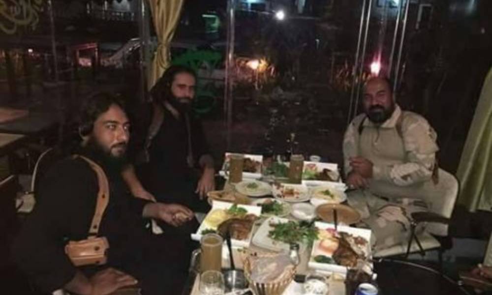              بالصور..متنفذ من شيوخ العشائر يتسلم اتاوات من "داعش " ويسرق اموال المهجرين