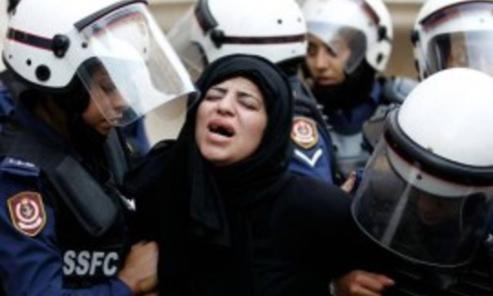 الغارديان : السلطات البحرينية تعتقل ناشطة اتهمت قوات الامن بتعذيبها والاعتداء جنسيا عليها