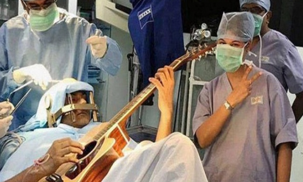 موسيقي يعزف الغيتار أثناء خضوعه لجراحة في المخ