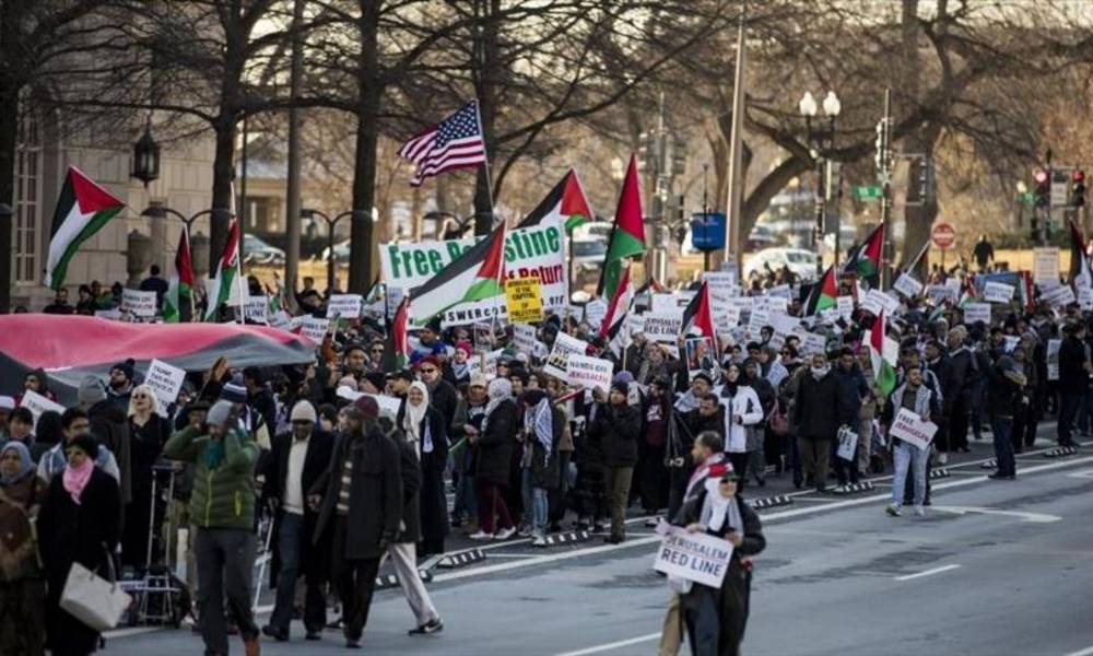 رفع العلم "الفلسطيني "امام البيت الابيض احتجاجا على قرار ترامب  