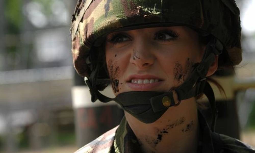ملكة جمال بريطانية تكشف معاناتها في العراق خلال الحرب