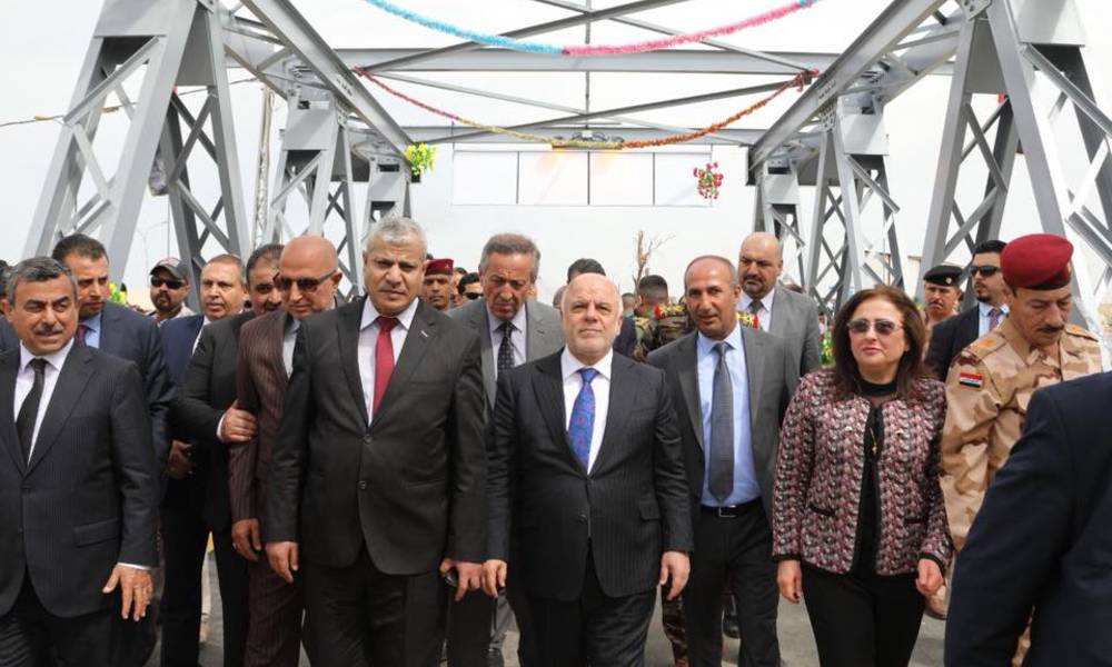 بالصور ... العبادي يفتتح الجسر القديم ( العتيق) في مدينة الموصل وسط احتفال كبير من الاهالي