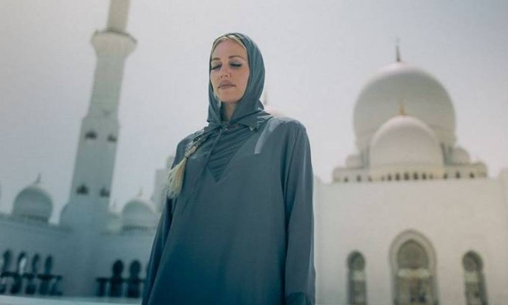 بالصور.. "السلطانة هيام" التركية بـ"الحجاب" في الامارات العربية والسبب؟