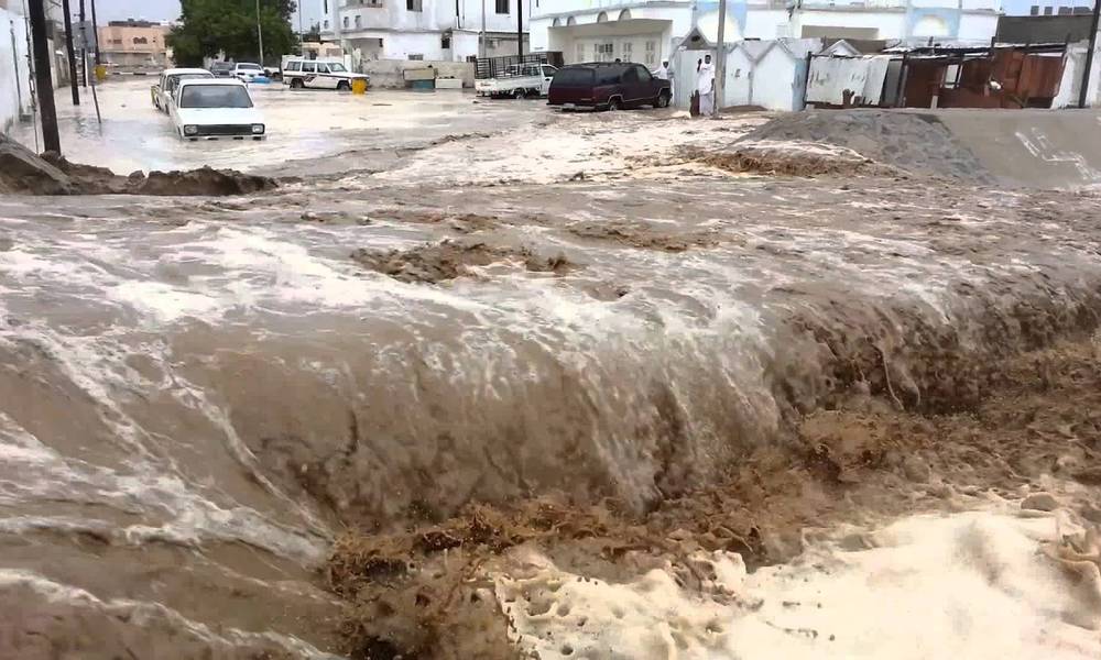 بالفيديو .. السيول "تجرف" عشرات الاشخاص والسيارت في سوريا