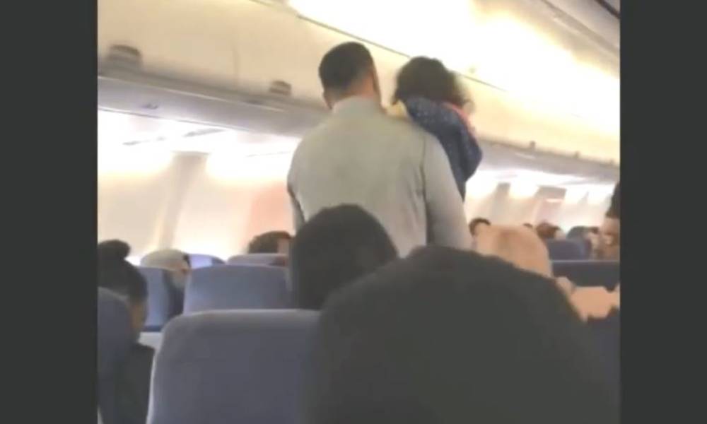 بالفيديو .. شركة طيران تطرد مسافرا و ابنته بشكل مهين .. و السبب ؟