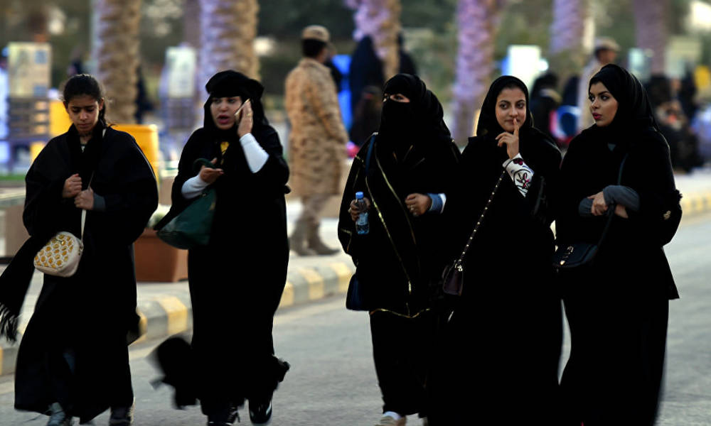 بالفيديو .. رقص نساء في "السعودية" يؤدي الى خلاف وايقاف حفل واطفاء الانوار